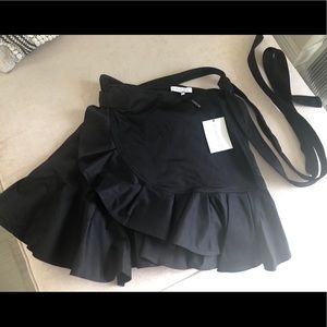 Anvivi black short ruffle skirt by Alexis